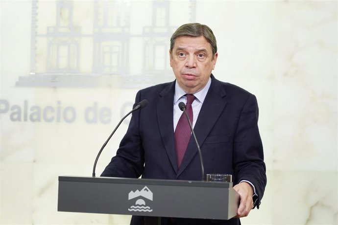 El ministro de Agricultura, Pesca y Alimentación, Luis Planas, ofrece una rueda de tras mantener durante una reunión de trabajo con miembros del Gobierno de La Rioja, en el Gobierno de La Rioja, a 11 de enero de 2023, en Logroño, La Rioja (España). Dura