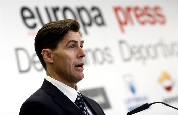 Archivo - El presidente de la Real Federación Española de Atletismo (RFEA), Raúl Chapado, en los Desayunos Deportivos de Europa Press.