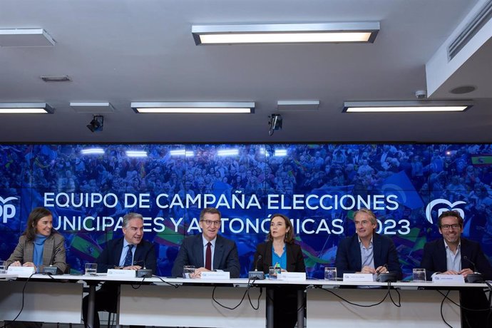 (2I-D) El coordinador general y director de campaña, Elías Bendodo, el presidente del PP nacional, Alberto Núñez Feijóo, la secretaria general del PP, Cuca Gamarra, el coordinador del programa electoral, Íñigo de la Serna, y el portavoz de campaña, Borj