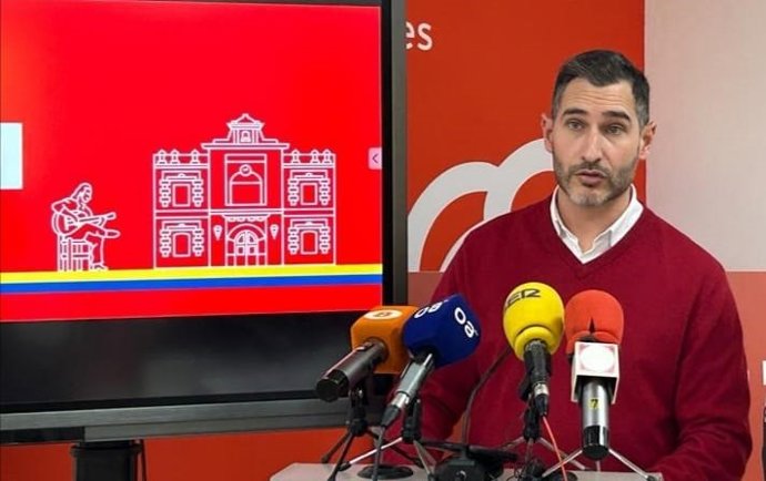 El portavoz del grupo municipal socialista en el Ayuntamiento de Algeciras (Cádiz), Fran Fernández, en rueda de prensa