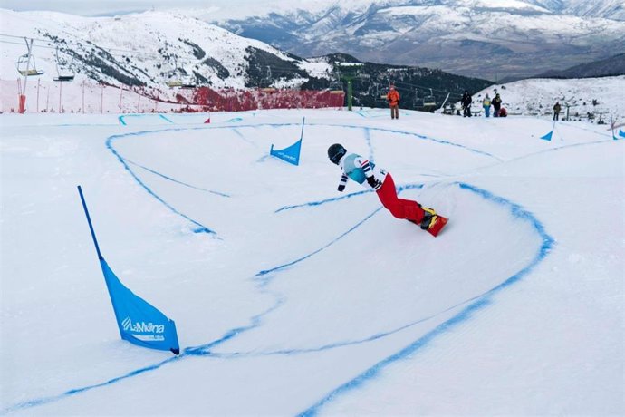 Snowboarder en una competición en La Molina