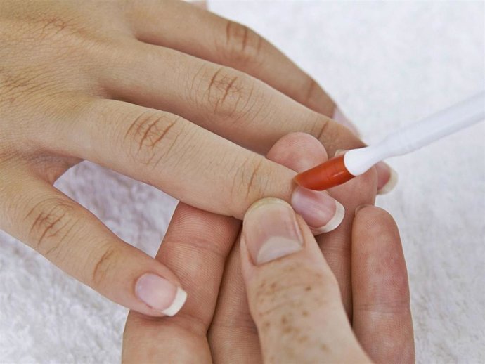 Archivo - Imagen de recurso de una pedicura a una joven