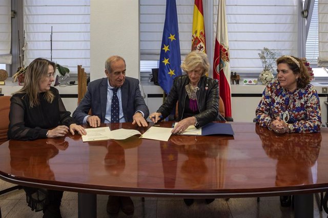 La consejera de Educación, Marina Lombó y el decano del Colegio de Economistas, Fernando García, en la firma del convenio