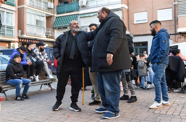 El presidente de Sociedad Gitana Española, Sinaí Giménez, junto a los familiares y vecinos de Ángel, en la plaza de la calle Sierra de Gredos, Villa Vallecas, a 12 de enero de 2023, en Madrid (España). 