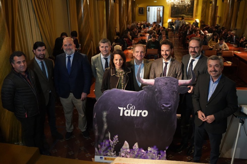 Autoridades asistentes a la presentación del proyecto Go Tauro.