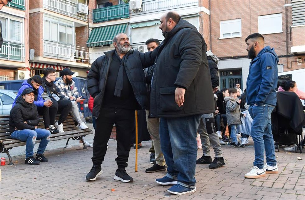 El presidente de Sociedad Gitana Española, Sinaí Giménez, junto a los familiares y vecinos de Ángel, en la plaza de la calle Sierra de Gredos, Villa Vallecas, a 12 de enero de 2023, en Madrid (España).