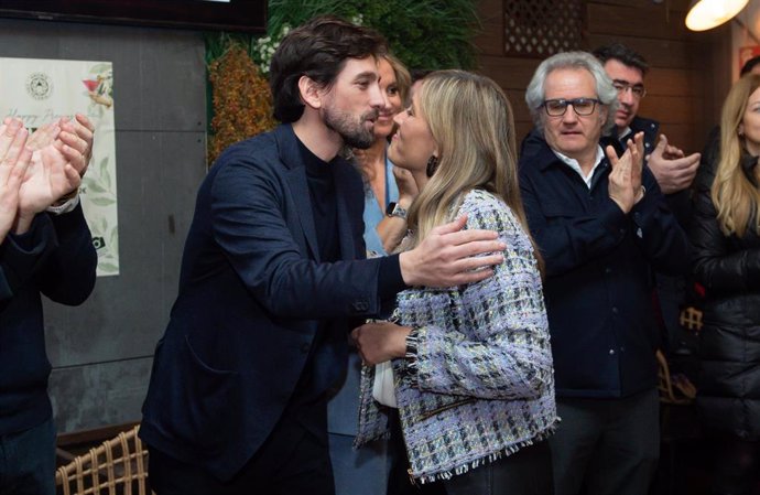 La candidata a la Portavocía Política de Ciudadanos en las primarias ante la VI Asamblea General, Patricia Guasp, y el candidato a la Secretaría General del partido, Adrián Vázquez (5d), antes del acto fin de campaña, a 10 de enero de 2023, en Madrid.