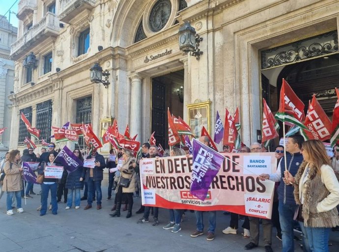 Trabajadores de Santander se concentran en Sevilla y otras ciudades españolas para pedir que el incremento salarial pactado para 2023 sea "real" para toda la plantilla.