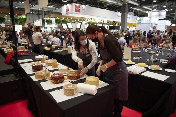 Archivo - Dos hosteleras parten quesos en la XXXIV edición del Salón Gourmets en IFEMA, a 18 de octubre de 2021
