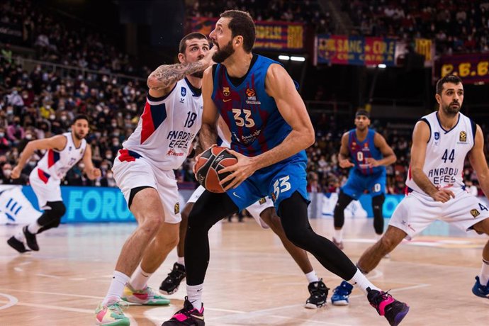 Archivo - Nikola Mirotic of FC Barcelona in action during the Turkish Airlines EuroLeague match between FC Barcelona and Anadolu Efes Istanbul at Palau Blaugrana on January 13, 2022 in Barcelona, Spain.