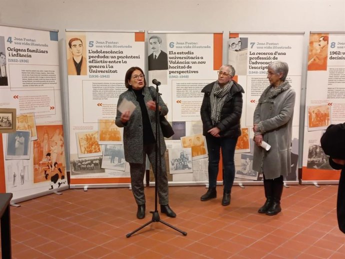 Inauguración de la exposición 'Joan Fuster: una vida ilustrada', en Mahón (Menorca).