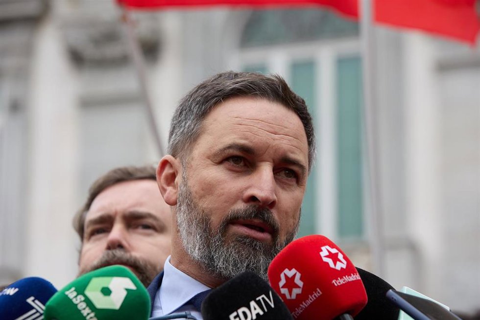 El presidente de Vox, Santiago Abascal, ofrece declaraciones a los medios