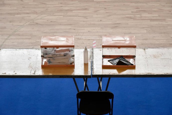 Archivo - Dos urnas, en el dispositivo electoral para los comicios catalanes de este domingo, en Barcelona, Cataluña (España), a 13 de febrero de 2021.