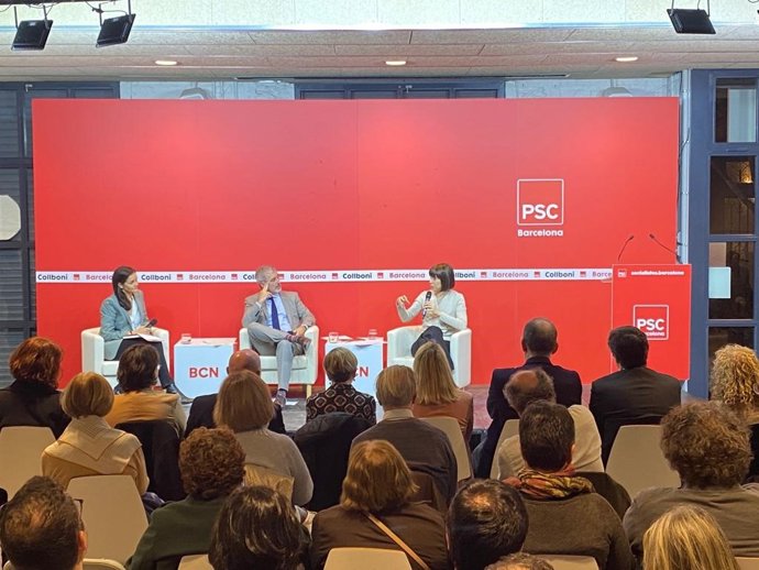 La ministra de Ciencia e Innovación, Diana Morant, y el primer teniente de alcalde de Barcelona y candidato del PSC en las municipales, Jaume Collboni, en un acto en la sede del PSC moderado por la comisionada de la Agenda 2030 de Barcelona, Brbara Pon