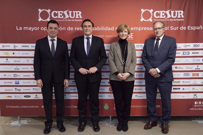 Emilio Ponce, director de Caja Rural del Sur, José Carlos Gómez Villamandos, consejero de Universidad, Investigación e Innovación de la Junta de Andalucía, Maria Iraburu, rectora de la Universidad de Navarra,y Juan Iturri, presidente de CESUR.