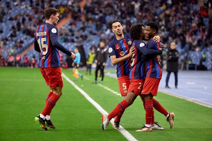 Jugadores del FC Barcelona celebran el gol de Ansu Fati en la semifinal de la Supercopa de España 2023, ante el Real Betis