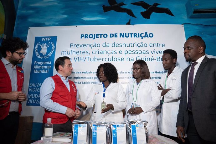 El ministro de Asuntos Exteriores, José Manuel Albares, visita un proyecto del PMA financiado por AECID en un hospital de Bissau