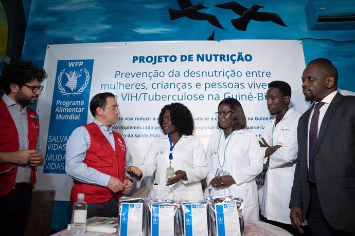 El ministro de Asuntos Exteriores, José Manuel Albares, visita un proyecto del PMA financiado por AECID en un hospital de Bissau