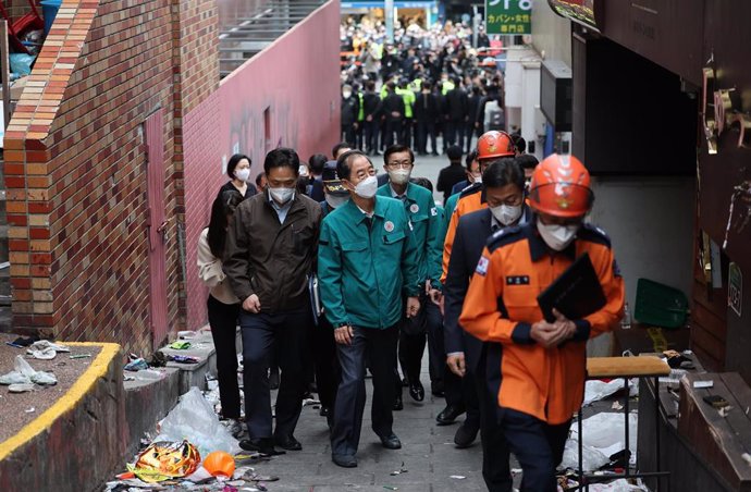 Archivo - El primer ministro surcoreano, Han Duck Soo, inspecciona el distrito de Itaewon, Seúl, donde más de 150 personas murieron en Halloween