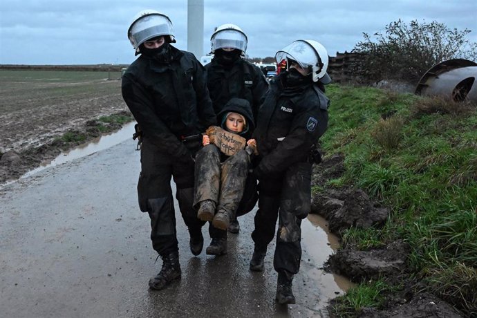 La Policía alemana evacúa a una activista medioambiental durante una sentada en el pueblo minero de Luetzerath.