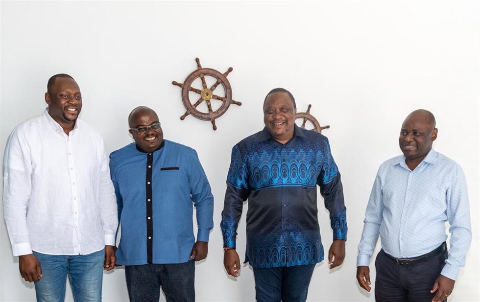 El expresidente de Kenia Uhuru Kenyatta y altos cargos del M23