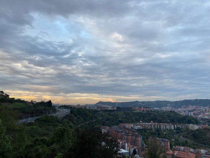 Archivo - Nubes y claros en Bilbao