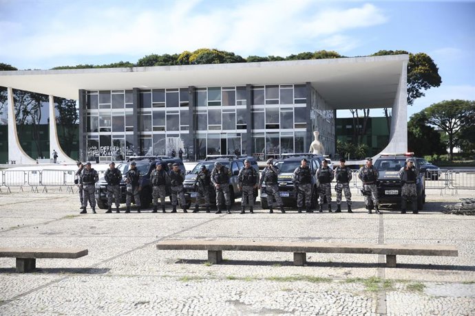 11 January 2023, Brazil, Brasilia: Security forces stand outside the government headquarters Palacio do Planalto. In view of fears of renewed actions by radical supporters of Brazil's ex-president Jair Bolsonaro, security measures have been tightened in