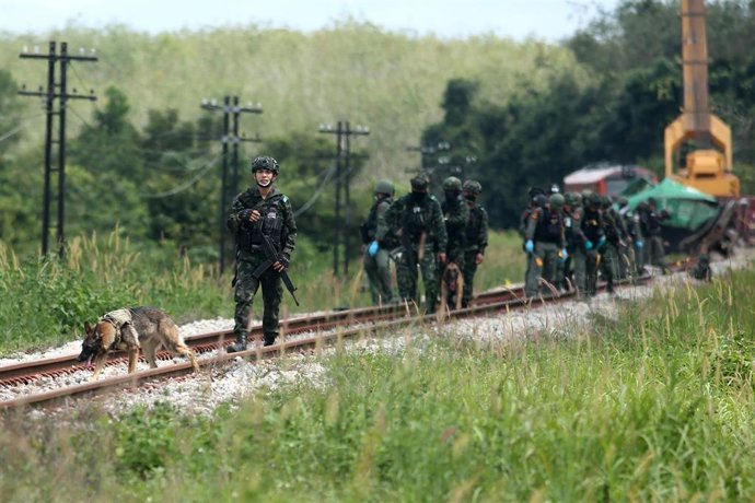 Archivo - Militares tailandeses en un campo de opio