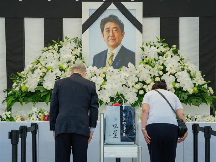 Archivo - Imagen de archivo de un altar en honor a Shinzo Abe poco antes de su funeral.