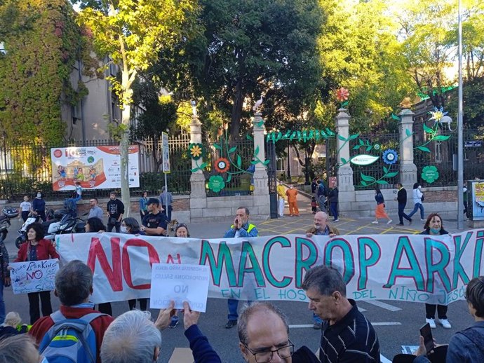 Archivo - Concentración contra el parking que se quiere construir en el Hospital Niño Jesús.