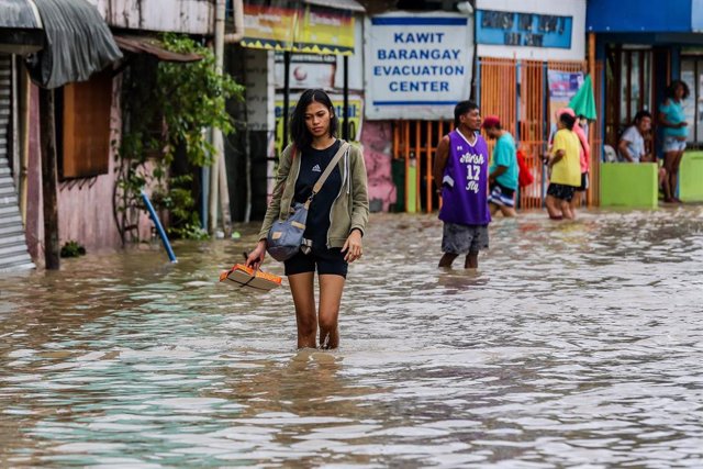 Archivo - Inundaciones ppor el paso de una tormenta por Filipinas.