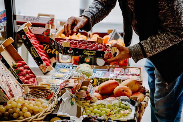 Una persona coge una caja de fresas en la frutería 'Vitaminas', a 2 de enero de 2023, en Madrid (España). El Gobierno ha suprimido durante seis meses el IVA del 4% que se aplica a todos los alimentos de primera necesidad, entre ellos el pan o la leche, y 