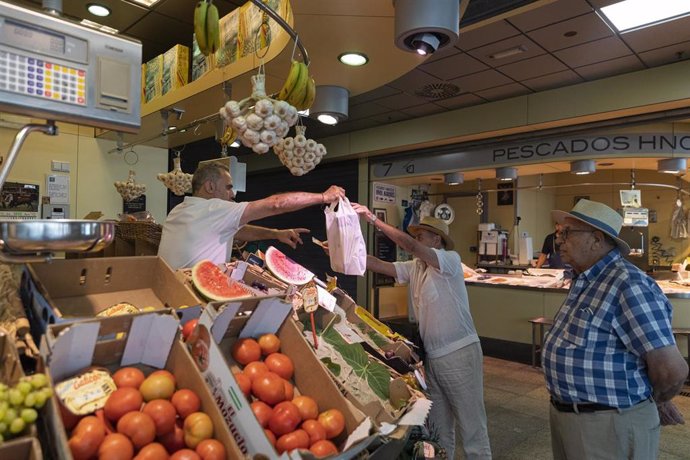 Archivo - Un puesto de frutas y verduras de un mercado de abastos