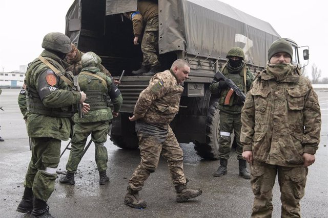 Archivo - Soldados del ejército ucraniano que se rindieron voluntariamente son vistos en Lugansk, República Popular de Luhansk.