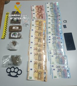 Droga, dinero y armas que llevaba en su coche un detenido por tráfico de estupefacientes en Cabanas (A Coruña)