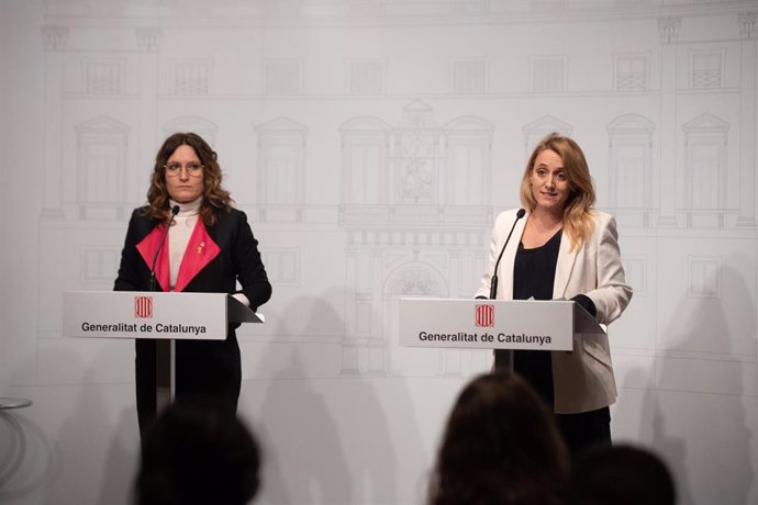 (I-D) La consellera de la Presidencia, Laura Vilagr, y la consellera de Economía, Natlia Mas