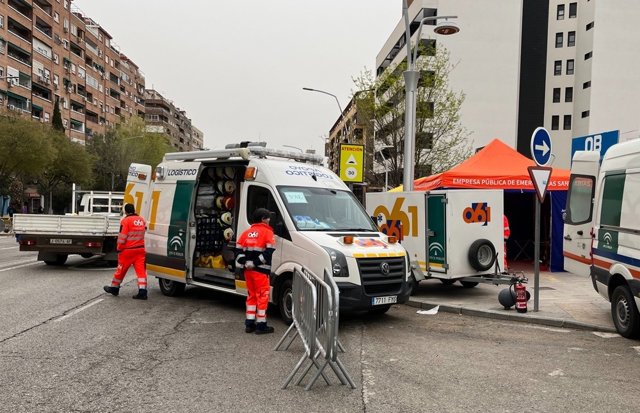 Archivo - Profesionales del 061 en el dispostivo de la Carrera de San Antón.