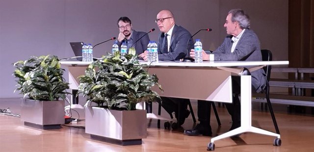 De izqda. A dcha.: Pablo Iglesias, presidente de ACESEA; el consejero Gimeno; y el director del Conservatorio Superior navarro, Julio Escauriaza.
