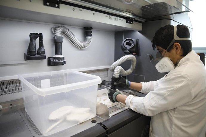 Archivo - Un trabajador manipula una incubadora de alta tecnología en impresión 3D.