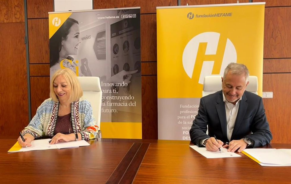 El secretario de Fundación Hefame, Carlos Fernández, junto a la presidenta de la Asoc.ProMúsica Murcia, Emilia Ortuño.