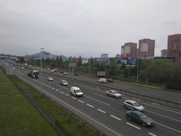 Archivo - Vehículos circulando por la A-8 en Euskadi.