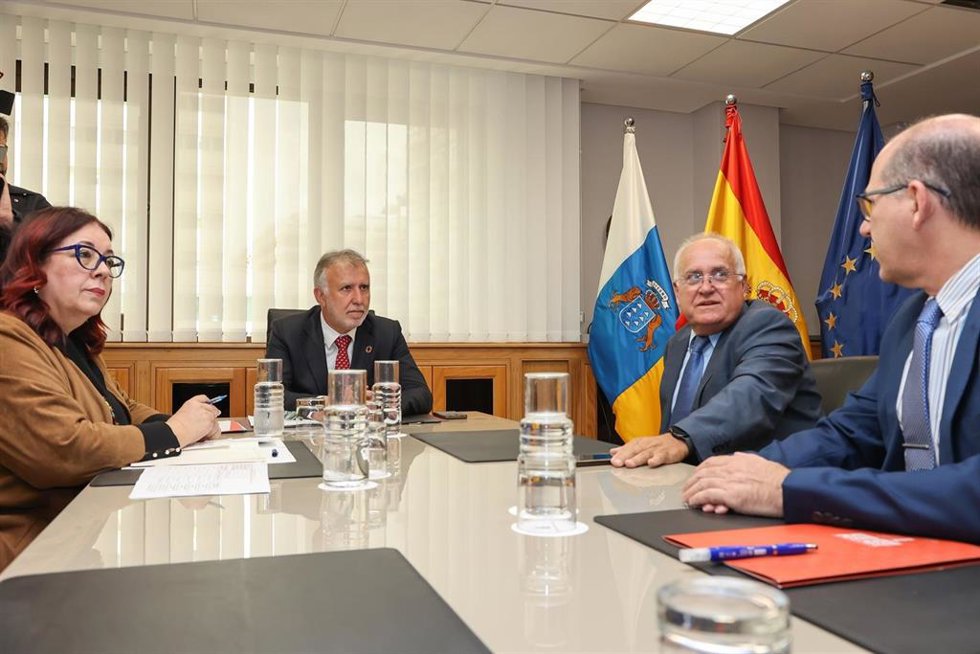 El presidente de Canarias, Ángel Victor Torres, junto a la consejera regional de Educación, Manuela Armas, en la reunión con el presidente y gerente de la FET, José Agustín Espino y José Ángel Hernández