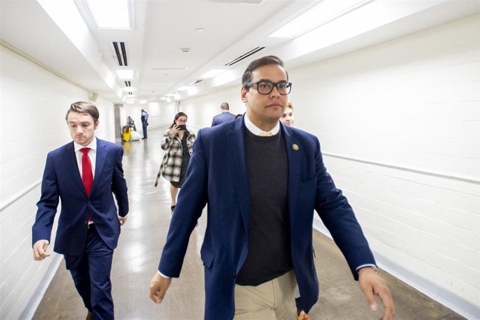 El congresista republicano George Santos en los pasillos del Capitolio