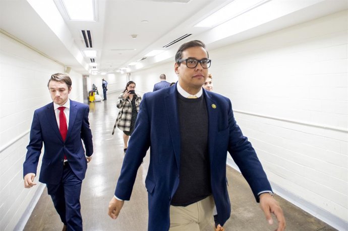 El congresista republicano George Santos en los pasillos del Capitolio