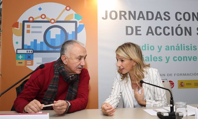 El secretario general de UGT, Pepe Álvarez y la vicepresidenta segunda y ministra de Trabajo y Economía, Yolanda Díaz, intervienen en la conferencia 'Un año de reforma laboral' en el Hotel NH Madrid Ventas, a 13 de enero de 2023, en Madrid (España).