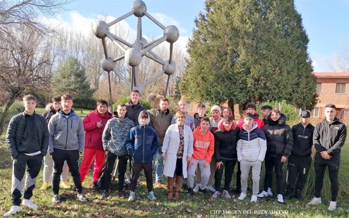 Foto de familia de los participantes en el proyecto 'El llar de los rapacines'.