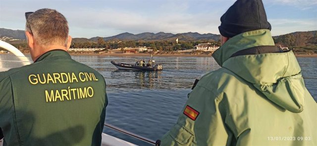 Miembros del Grupo Especial de Actividades Subacuáticas (GEAS) de la Guardia Civil de Málaga buscan en el mar los restos de la mujer asesinada y mutilada en Marbella