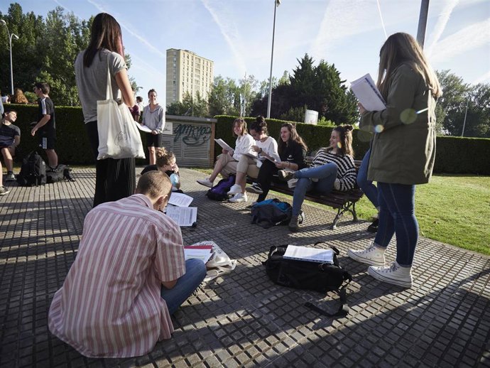 Archivo - Jóvenes esperan antes de comenzar las pruebas de Evaluación para el Acceso a la Universidad (EvAU), 