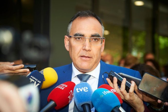 Archivo - El consejero de Sanidad, Raúl Pesquera