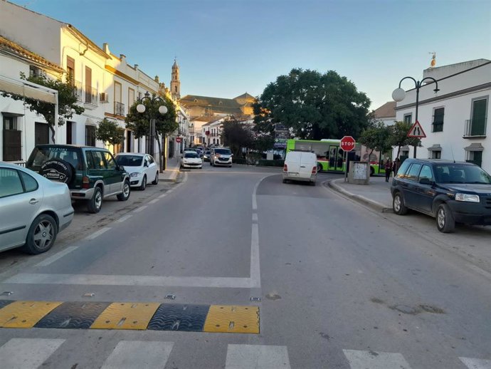 La carretera de Écija a Osuna (A-351) atraviesa el casco urbano de Osuna.